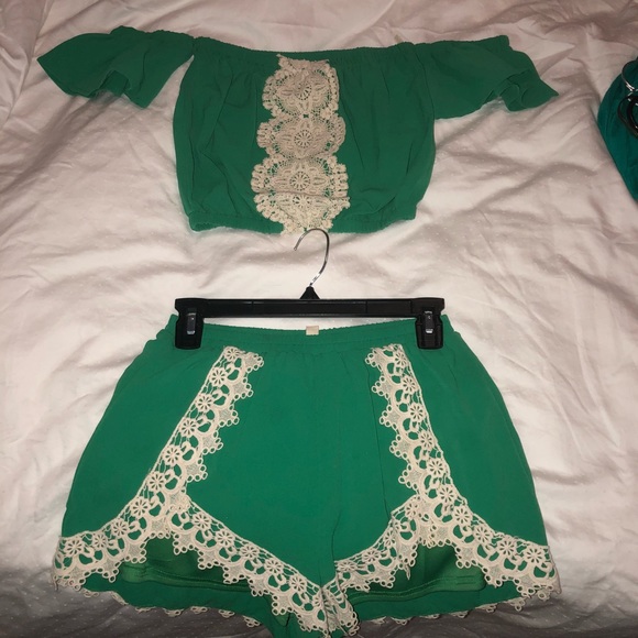 Off the shoulder crop top & short set - Picture 2 of 2